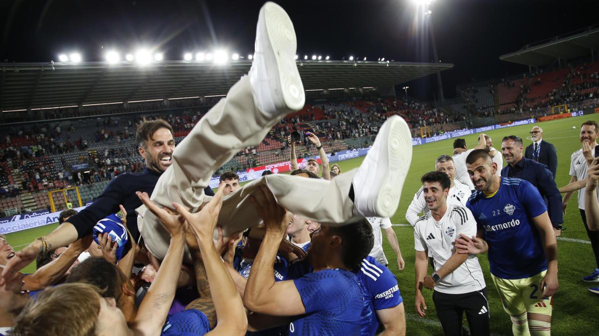Mentre il Milan si rivoluziona, il Como festeggia la Champions con un pullman scoperto sul Lago