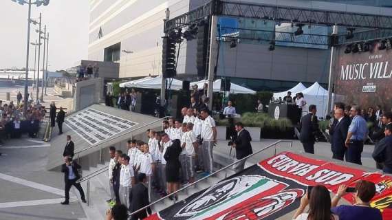 PHOTOGALLERY MN - Casa Milan, le immagini della presentazione della squadra rossonera