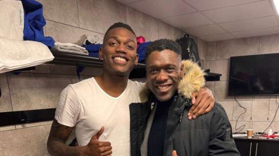 Talento riconosce talento: Seedorf incontra Leao in spogliatoio. Rafa lo posta e scrive: "Legend"