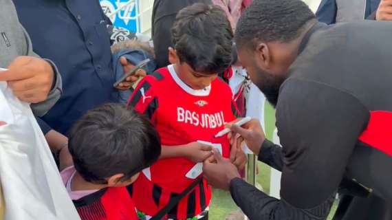 VIDEO MN - Meet&greet a Riyad, i calciatori del Milan fanno felici i tifosi presenti