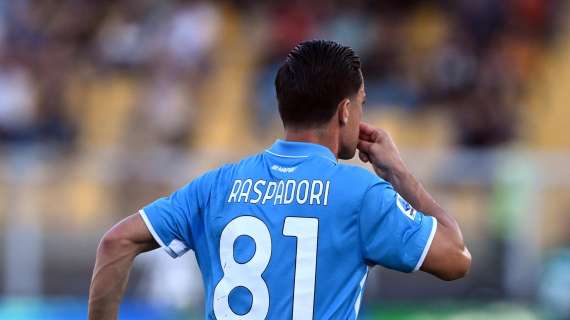 Il Napoli con le unghie vince a Lecce e aspetta l'Inter: decide Raspadori