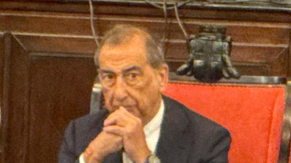MN - Marcora (FdI) porta la colla a Sala e lo attacca: "Lei è un incompetente, un incapace, il peggior Sindaco che Milano ha avuto dal dopoguerra"