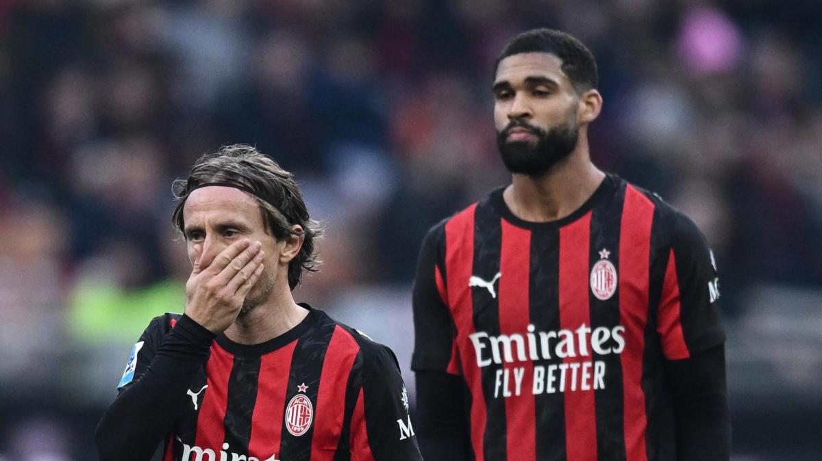 Corsa scudetto sempre più accesa. Tuttosport: "Il Milan inciampa sul Sassuolo, il Napoli cade ad Udine: Chivu sorpassa"