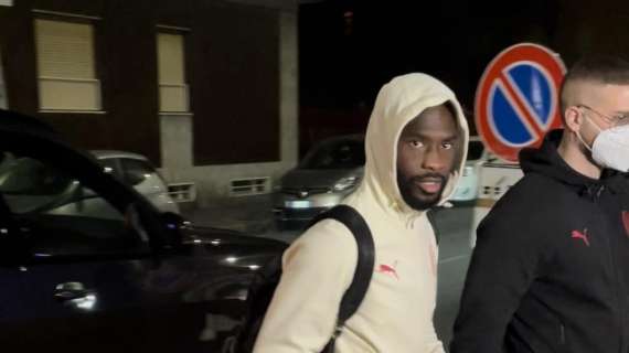 VIDEO MN - Verso il derby, Milan arrivato in hotel. Tomori: “Sto bene, bene”