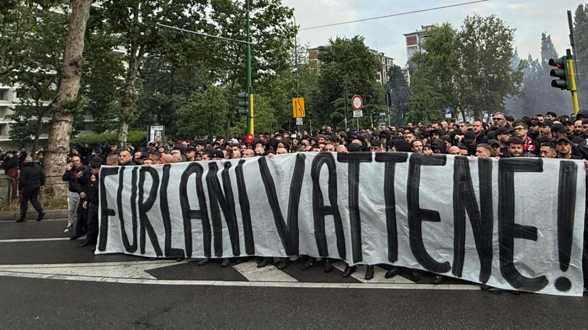 FOTO MN - Parte la contestazione. In testa al corteo uno striscione contro Furlani