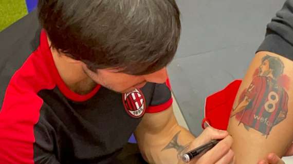VIDEO MN – Tonali autografa un tatuaggio di un tifoso
