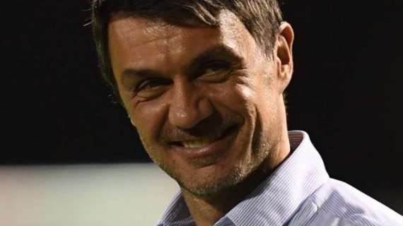 Maldini posa con la maglia away: "Sempre una grande emozione, scorrono tutte le immagini delle finali"