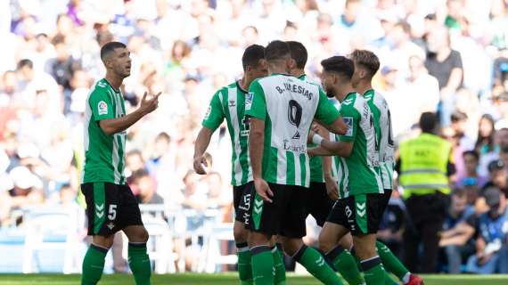 Betis-Athletic, la guardalinee sbatte sulla telecamera e si ferisce