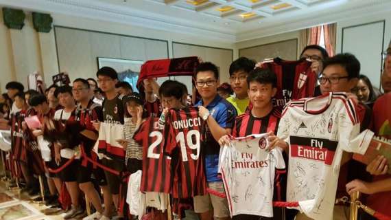 Bayern-Milan, a Shenzhen i tifosi rossoneri cinesi mostrano sciarpe dall'hashtag speciale: da #weareacmilan a... #wearesorich