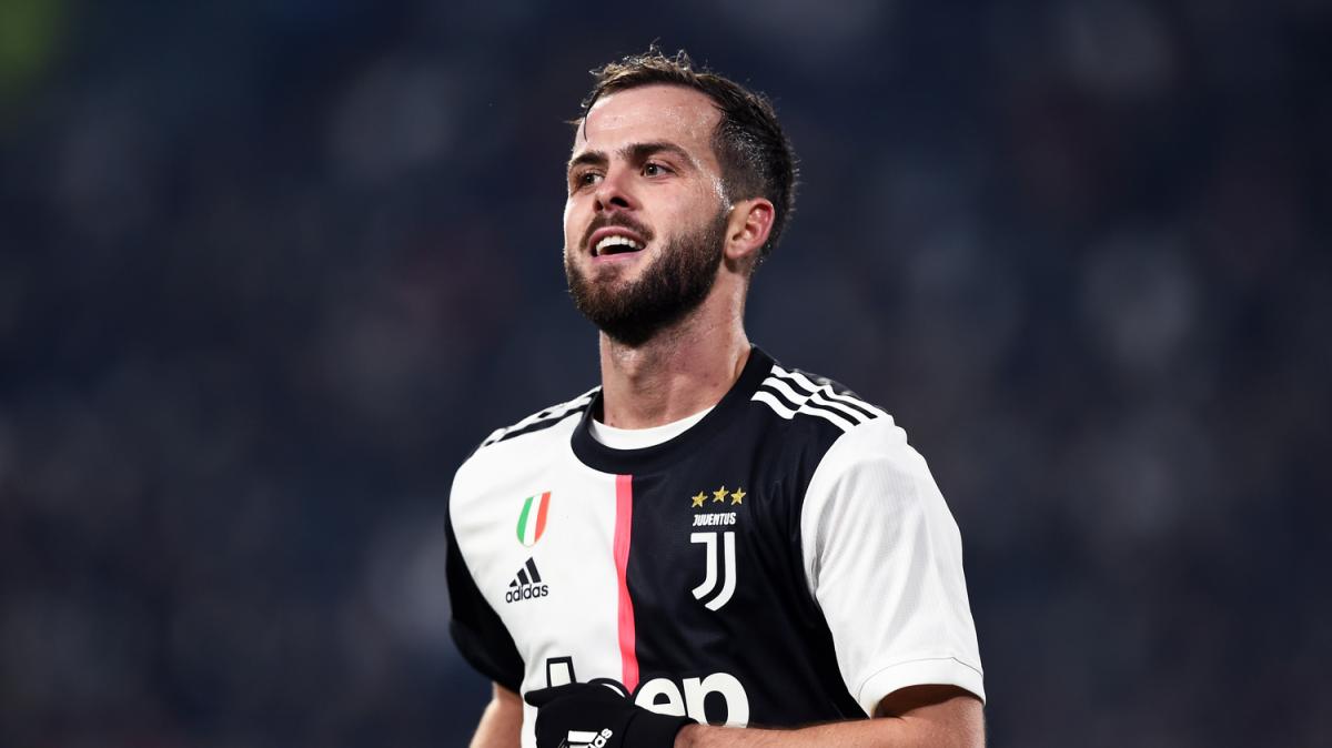 Miralem Pjanic ha annunciato l'addio al calcio giocato