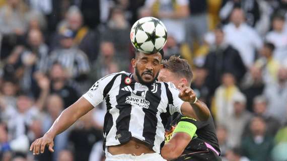 Juventus, esami per Bremer: il difensore arriva in stampelle e tutore