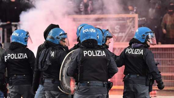 Lazio-Roma, tensione fuori dall'Olimpico: un agente di polizia ferito
