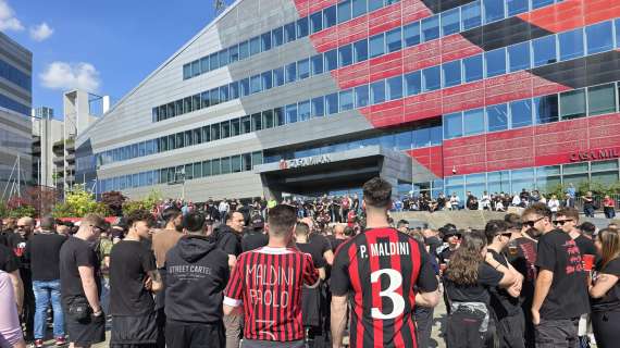 VIDEO MN - Il primo coro della contestazione è per Paolo Maldini