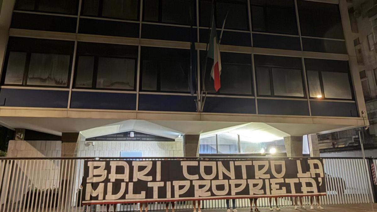 I tifosi del Bari protestano con uno striscione davanti alla sede della Figc