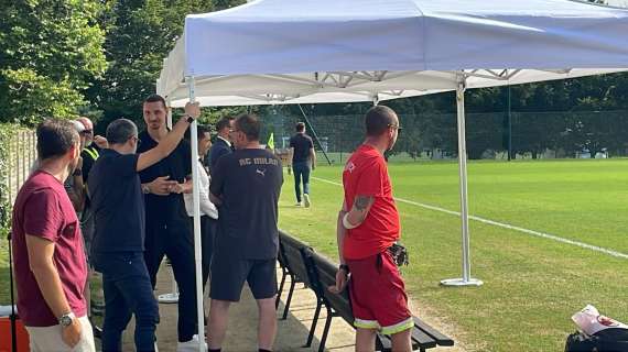 FOTO MN - Zlatan Ibrahimovic osserva l'allenamento della squadra da bordo campo