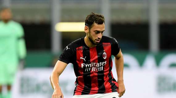 Tuttosport: "Calhanoglu chiede al Milan un ingaggio al top e strizza l'occhio all'Inter"