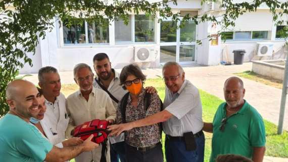 FOTO - Milan Club Lamezia, consegnato in dono un defibrillatore all'ospedale della città