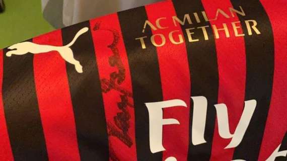 #ACMilanTogether, Massaro consegna le maglie di Juve-Milan: "Emozioni pure"