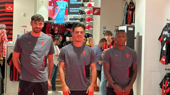 VIDEO MN - Jashari, Estupinan e Terracciano al Flagship Store per incontrare i tifosi milanisti