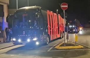 VIDEO MN - L'arrivo del Milan allo stadio per la gara contro l'Atalanta