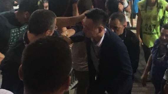 FOTO MN - L'arrivo di Han Li in tribuna autorità allo "Scida"