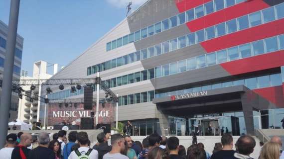 FOTO MN - Tra poco apre il Casa Milan Village: presenti già dei tifosi in attesa della squadra