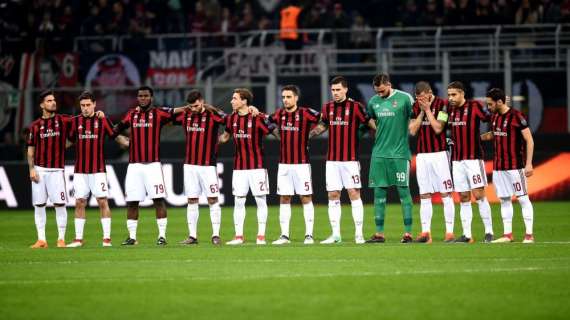 MN - Applausi di tutto lo stadio alla squadra al termine di Milan-Arsenal