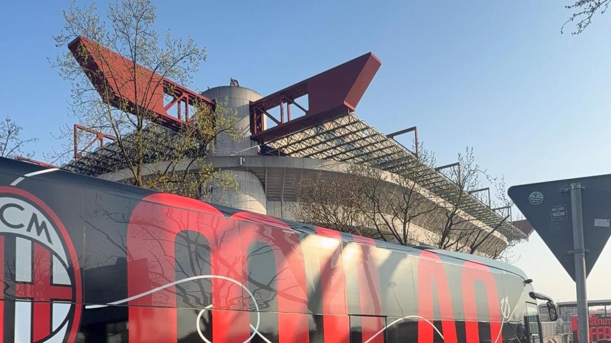 VIDEO MN - Pullman del Milan arrivato a San Siro, alle 18 la partita col Torino