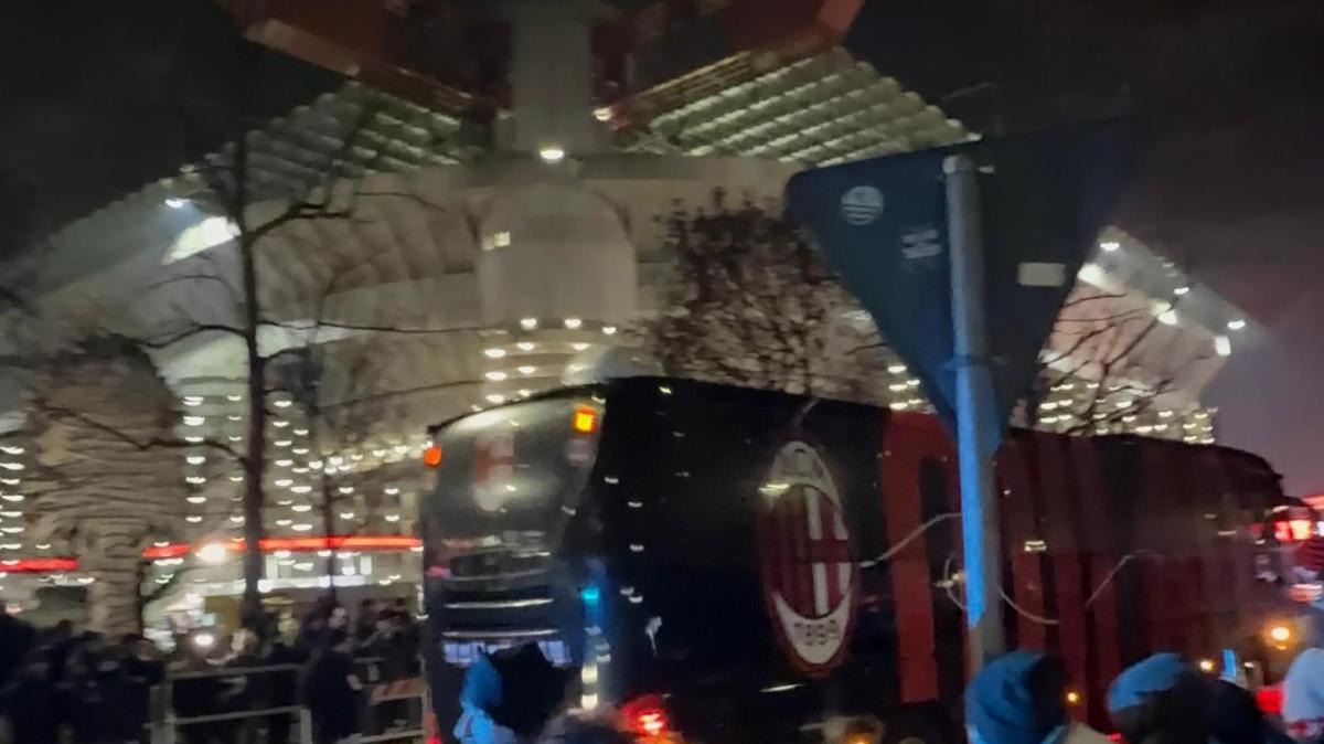 VIDEO MN - Arrivato a San Siro il pullman del Milan. Alle 20.45 la sfida col Genoa