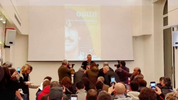 FOTO MN - Gullit arrivato alla Mondadori per la presentazione del suo libro