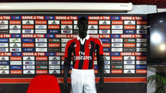 FOTO MILANNEWS - La nuova maglia esposta a Milanello (FOTO)