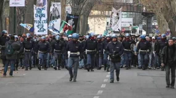 Scontri fuori dallo stadio, un poliziotto leggermente ferito