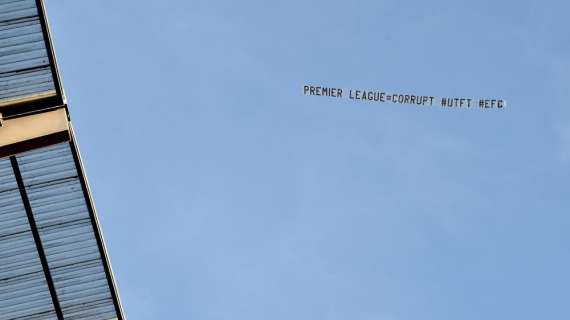 Un aereo con uno striscione di protesta contro la Premier sullo stadio in City-Liverpool