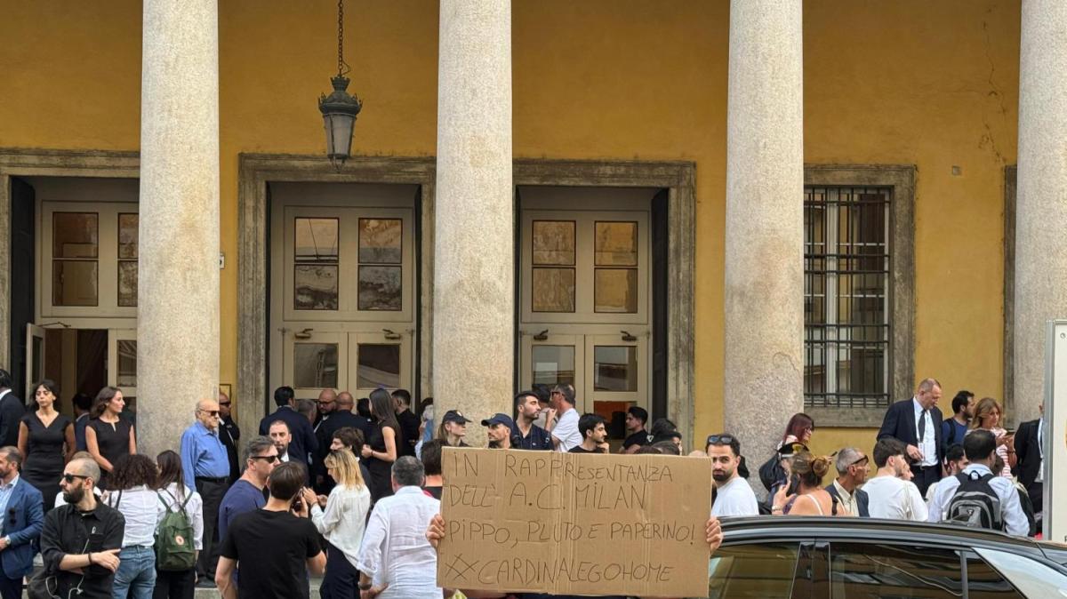 FOTO MN – La protesta di un tifoso: “In rappresentanza del Milan, Pippo, Pluto e Paperino! Cardinale Go home!”