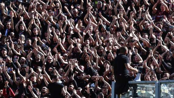 MN - L’eroe di serata: tifoso rossonero urla: “Forza Milan” ai napoletani sotto l’hotel