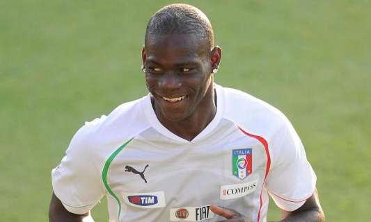 Balotelli intervistato dai tifosi del City