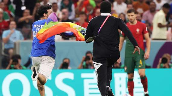 Mondiali: invasore con drappo arcobaleno e maglia pro iraniane
