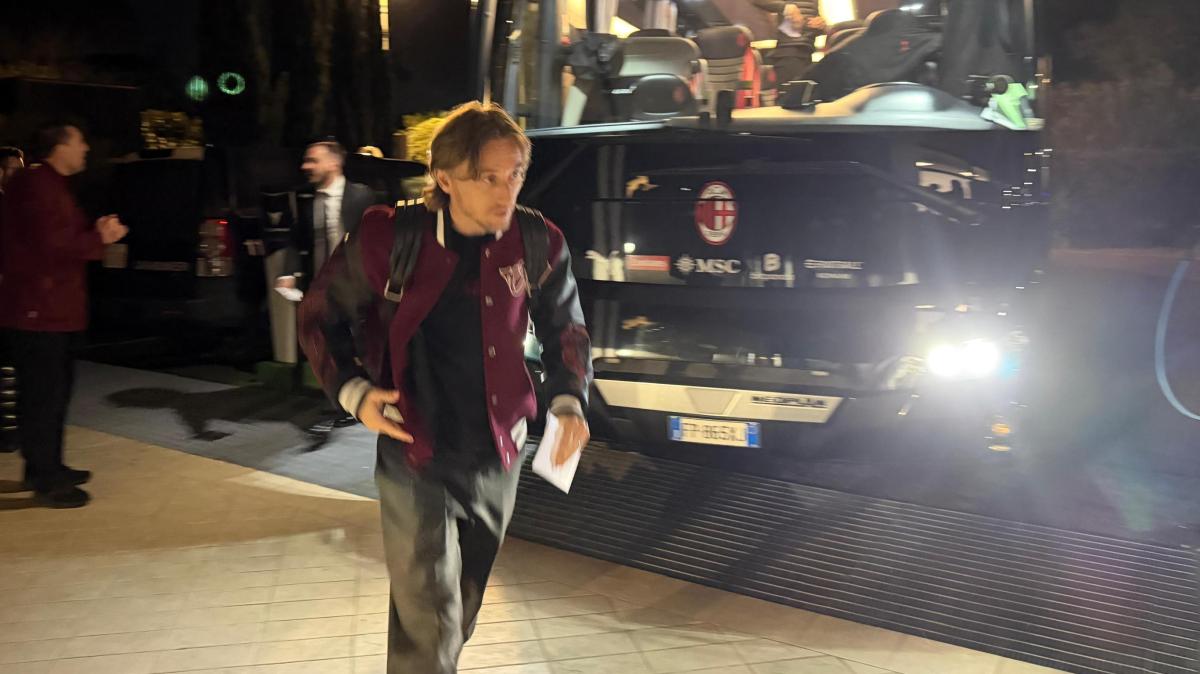 VIDEO MN - I rossoneri sono arrivati in hotel, presente anche Igli Tare. Giocatori acclamati dai tanti tifosi presenti