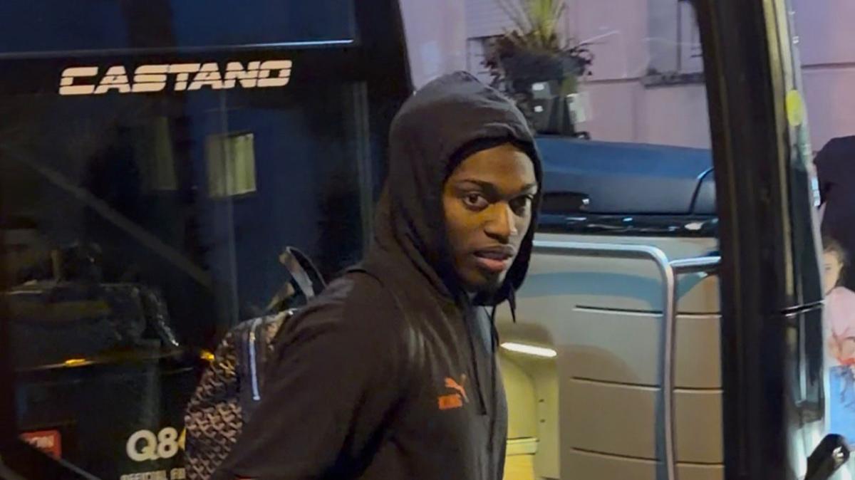 VIDEO MN - Milan arrivato a Napoli: Leao acclamatissimo. Le immagini della squadra