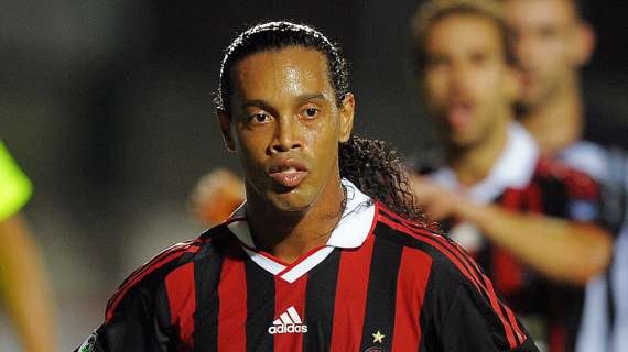 Ronaldinho celebra il gol nel derby: "Primo gol con il Milan con un regalo di Kakà è facile"