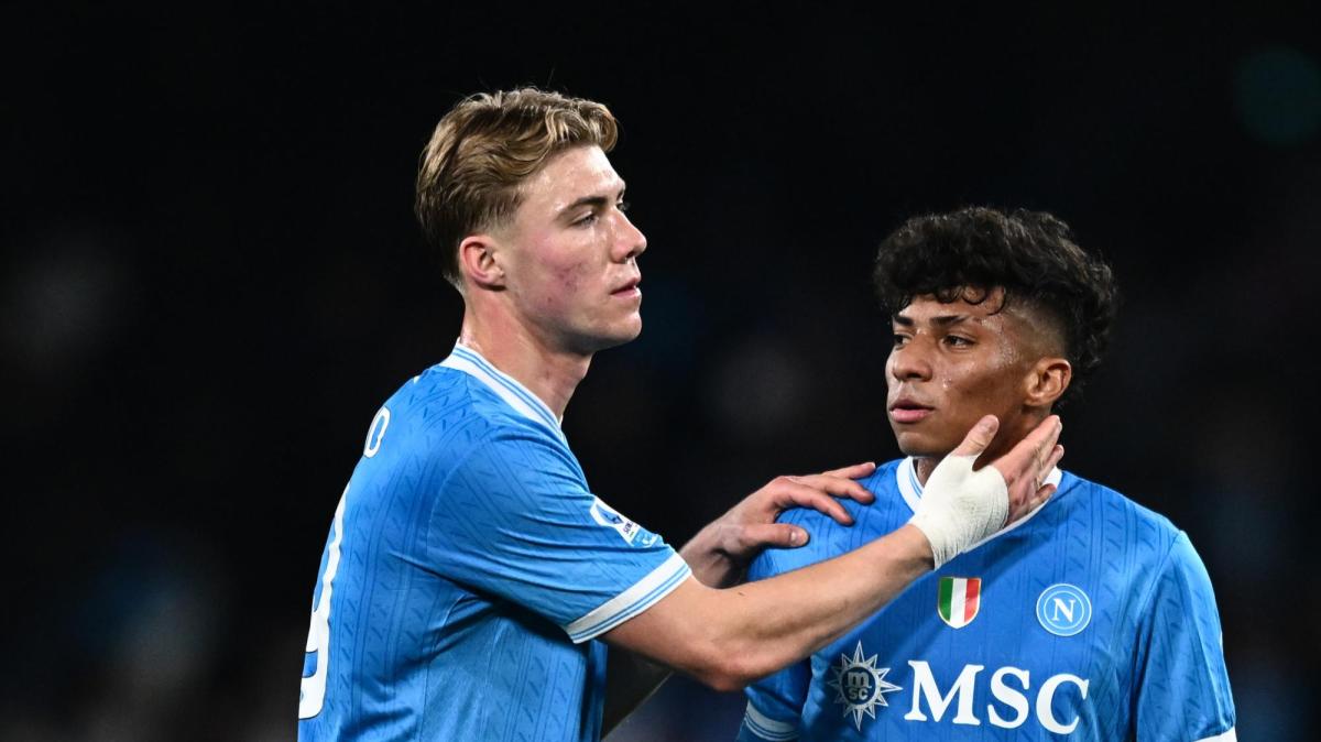 Il Napoli riprende la Roma due volte: ad uno splendido Malen rispondono Spinazzola e Santos