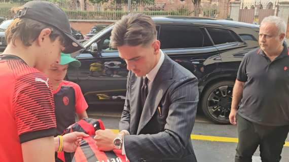 MN - Jashari incontra i tifosi. Primi autografi da giocatore del Milan