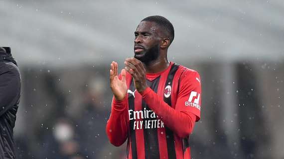 Milan, Tomori posta (sorridente) da Milanello: farà di tutto per esserci nel derby