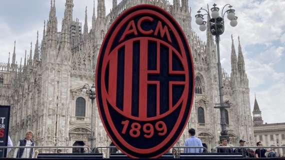 Duomo di Milan(o): un'installazione rossonera per regalare foto a tifosi e turisti