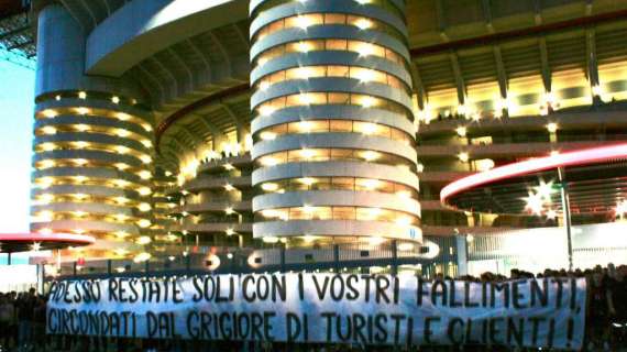 La protesta continua fuori: altri due striscioni della Curva Sud