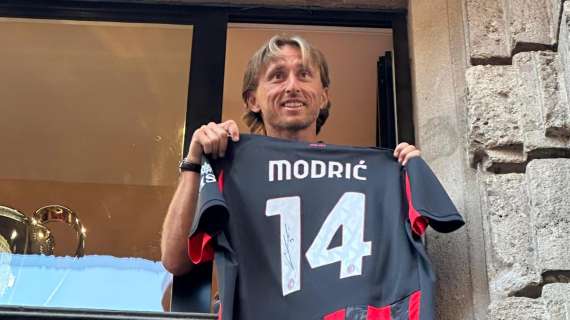 PHOTOGALLERY MN - Luka Modric saluta i tifosi al Milan Store