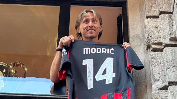 Conferenza, foto e video con i tifosi: rivivi la giornata di Modric tra Casa Milan e Flagship Store