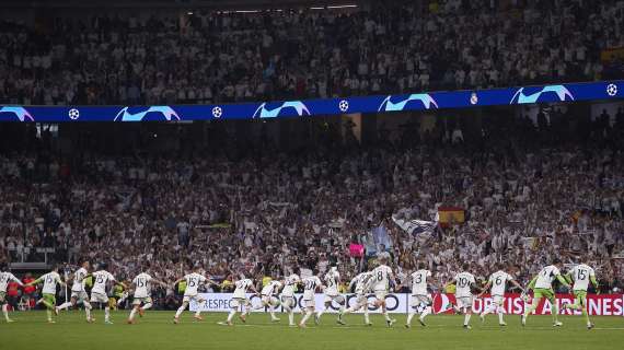 Niente scaramanzia per il Real Madrid: giocatori in campo con la maglia “A por la 15”