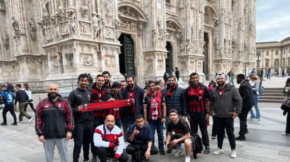 FOTO MN - Cresce l'attesa in Duomo: tifosi rossoneri da diverse parti del mondo