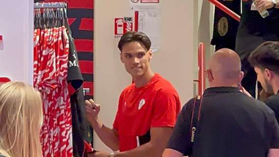 MN - Ricci allo store di Via Dante: primo bagno di folla con i tifosi del Milan